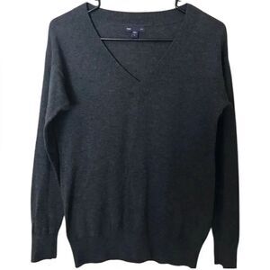 Gap grey v neck sweater size small‎